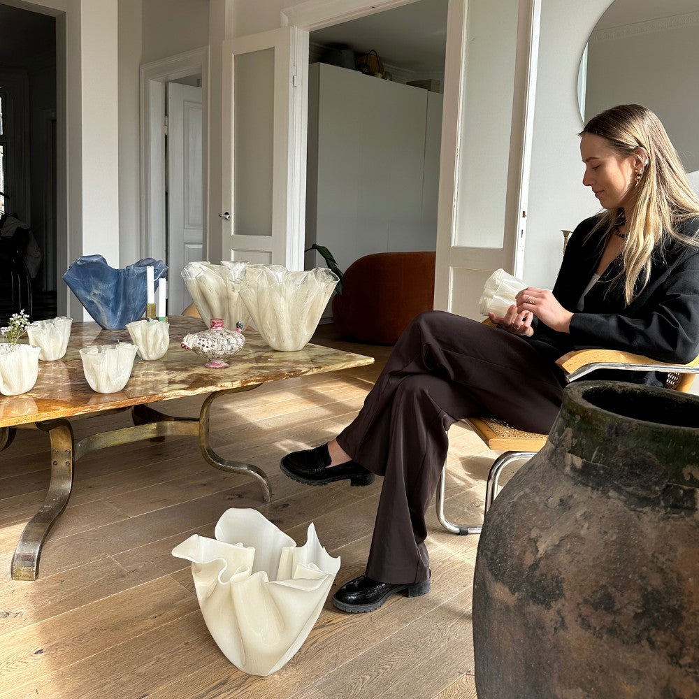 Alba mini som kunst og dansk interior design som vaser og skulpturer organiske i former med person