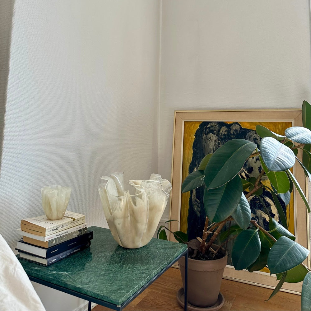 Aura kunst som dansk interior design som vaser eller skulpturer med sine organiske former står som pynt