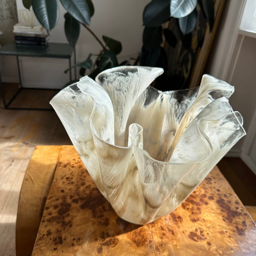 Aura kunst som dansk interior design som vaser eller skulpturer med sine organiske former på sofabordet