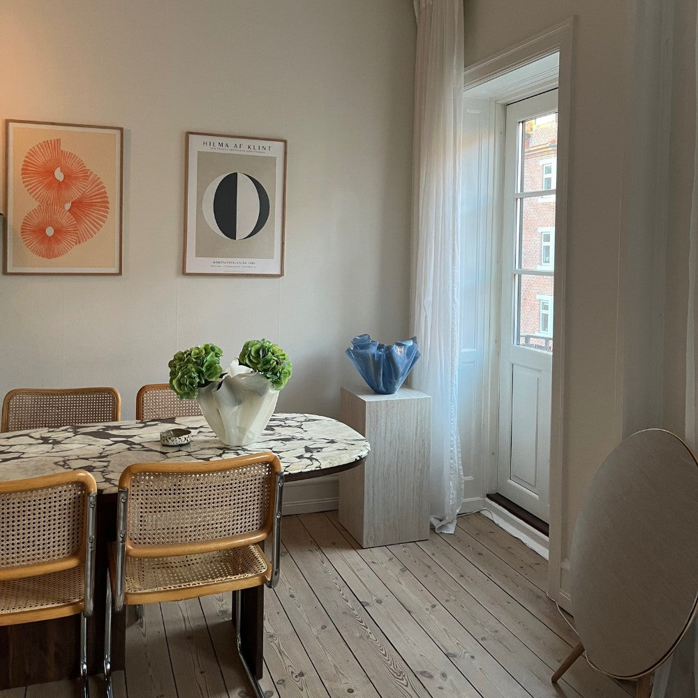 Aura kunst som dansk interior design vaser og skulpturer i organiske former i spisestuen