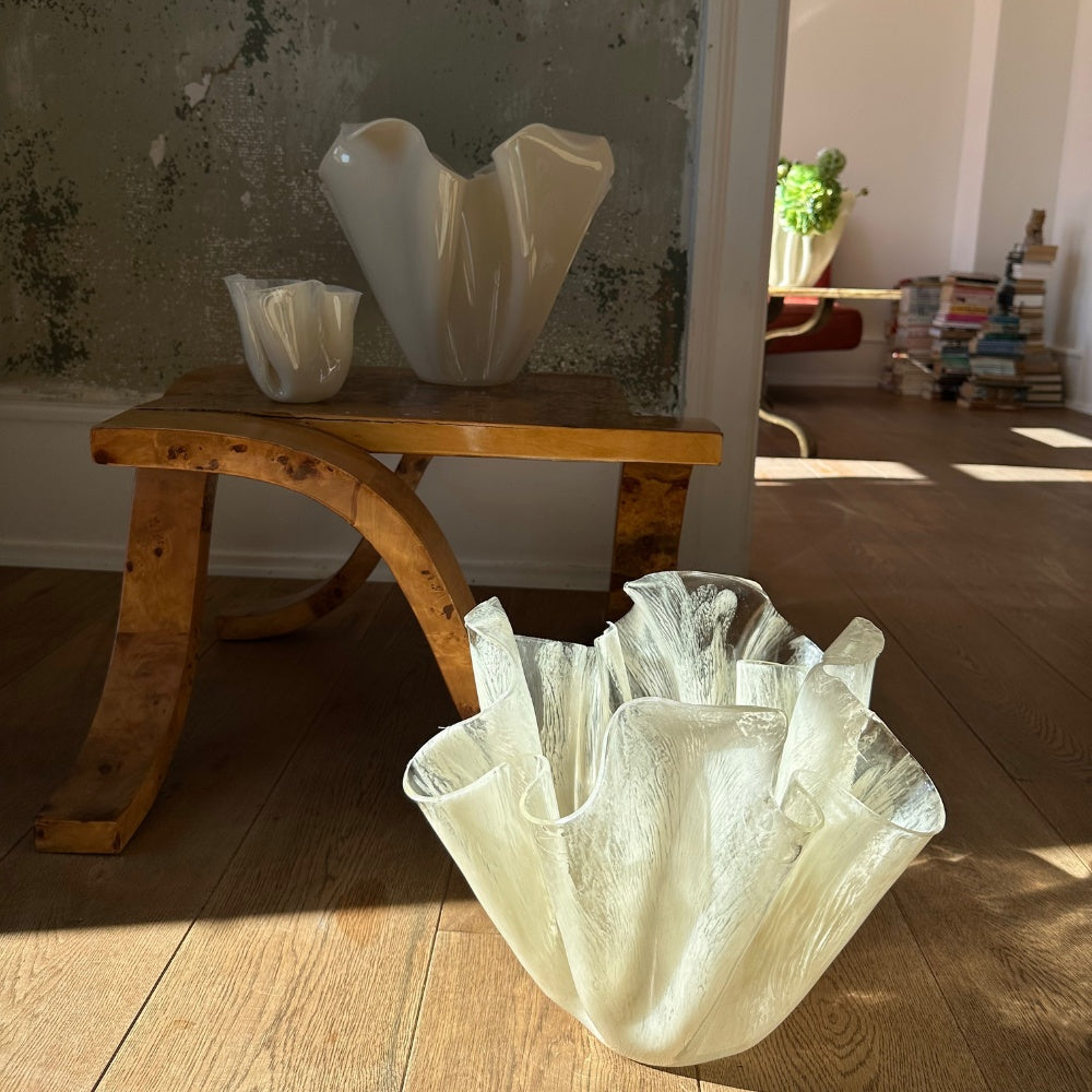 Aura kunst som dansk interior design som vaser eller skulpturer i organiske former inde i stuen