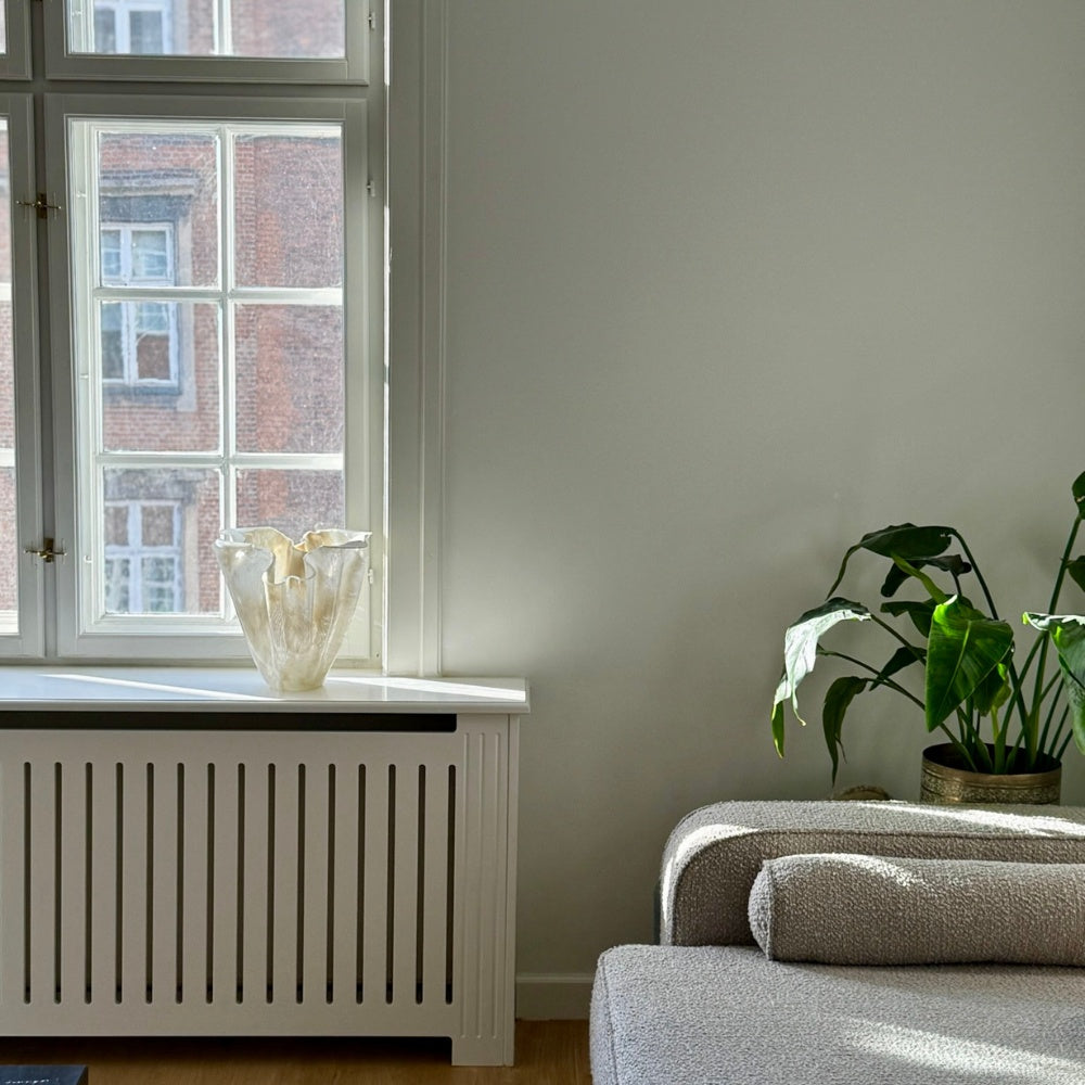 Aura original kunst som dansk interior design som vase og skulptur i organiske former i stuen