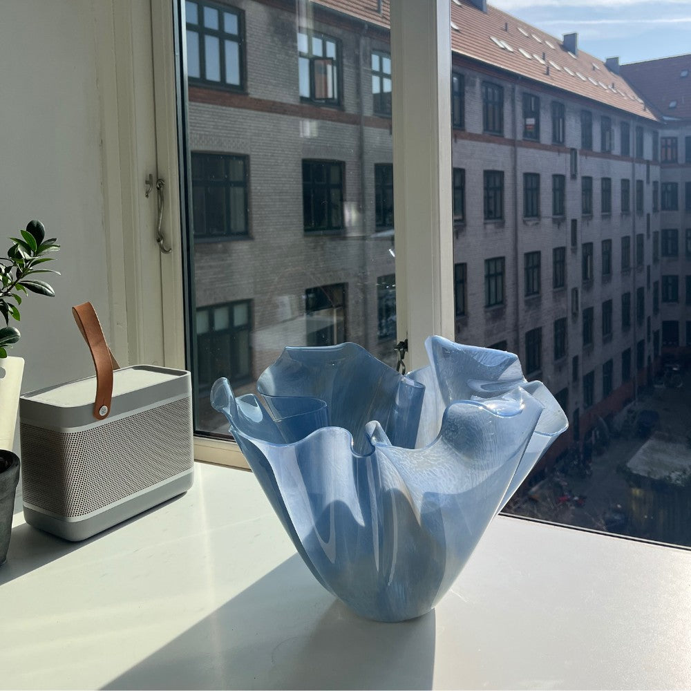 Nova kunst som dansk interior design stor vase og skulptur i organiske former med lys i køkkenet