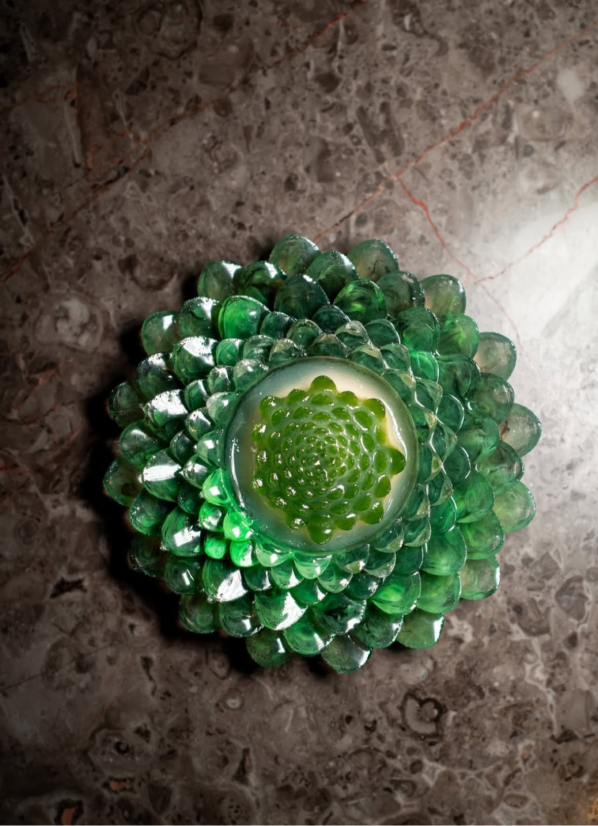 Alchemist samarbejde med Wavesstudio om en kunst design tallerken med skovmærke pannacotta