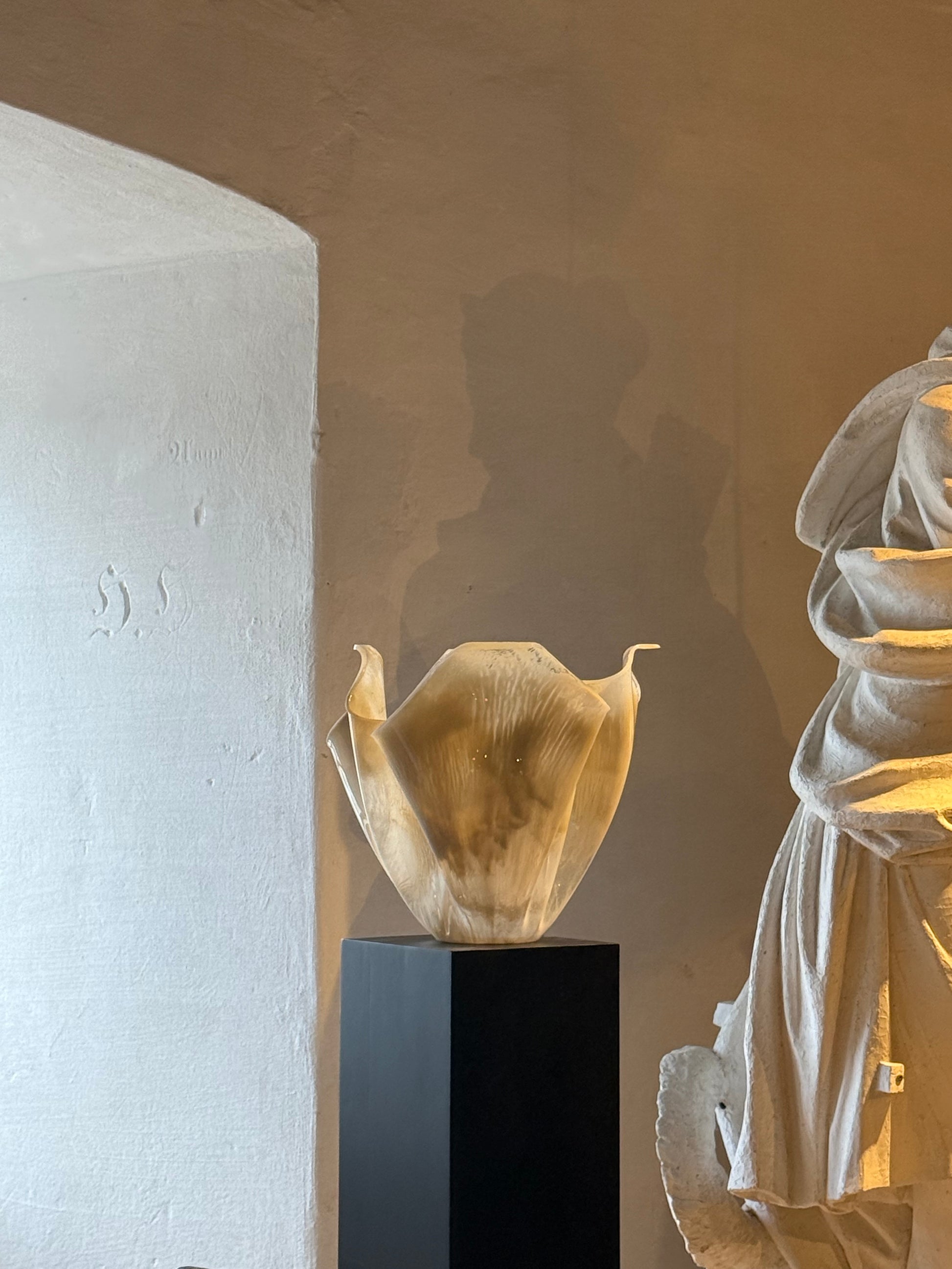 Aura kunst som dansk interiør design i organiske former fra waves studio i form af biobaseret vase eller skulptur til sin vindueskarm