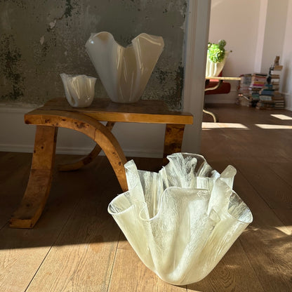 Aura kunst som dansk interior design som vaser eller skulpturer i organiske former inde i stuen