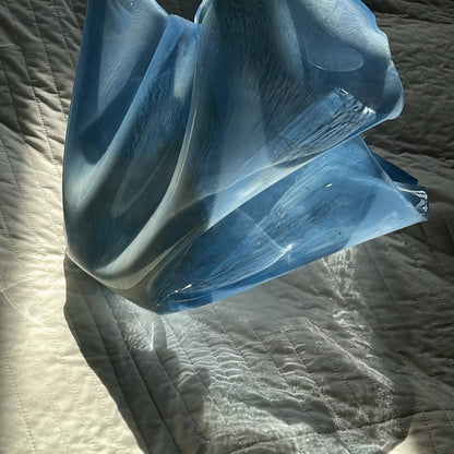 Nova kunst som dansk interior design stor vase og skulptur i organiske former med lys refleksion