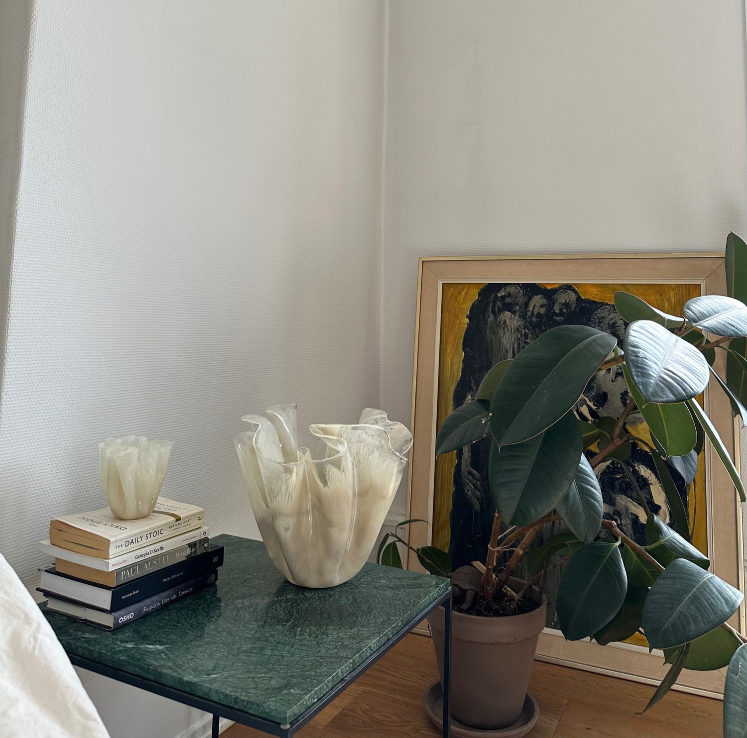 Original kunst lavet med biobaseret resin som dansk interior design som stor vase og skulptur i organiske former ved waves studio i stuen